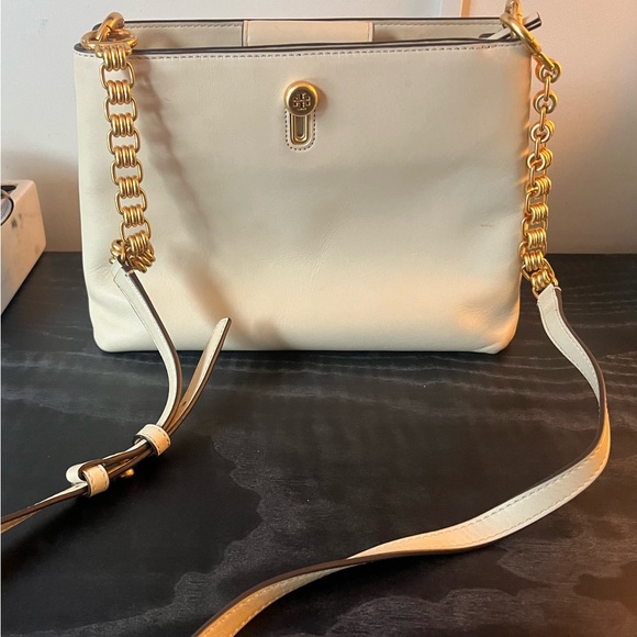 TORY BURCH
Leather Chain-Link Crossbody Bag - Picture 3 of 6